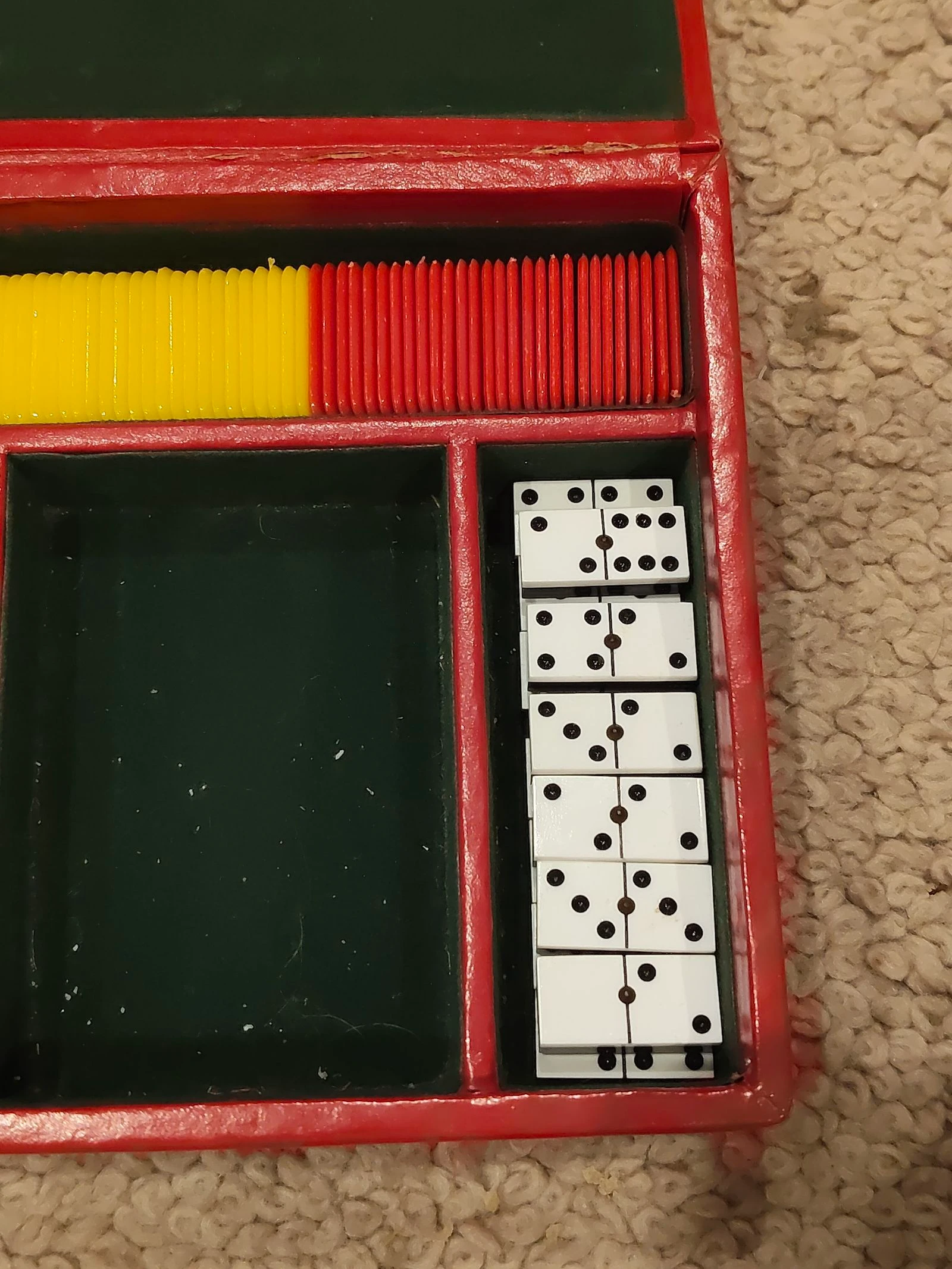 De HuntsMan-Rode lederen doos poker, domino, 2 gestandaardiseerde kaartenpakken, fiches in 4 kleuren en opvouwbare rode lederen beker – photo 4